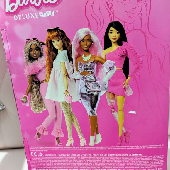 Deluxe Style Barbie (Midge) Fashion Doll - Picture 4 of 5